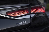 リアコンビランプの内部はひし形を組み合わせた複雑なデザインとなっている。パリのルーヴル美術館にあるガラスのピラミッドをモチーフにしたという。