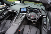 日本仕様の「コンバーチブル」は「3LT」相当の上級仕様となっており、スエード調マイクロファイバーのインテリアトリムなどが採用されている。