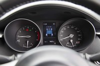 メーターパネルは2眼式。「GR」ロゴの入った専用デザインのものが与えられる。