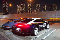 CFRP製の固定式リアスポイラーと「911 GT3」と同様のエアアウトレット付きCFRP製ボンネット、車体前後の赤いアルミ製けん引フックなども「911ダカール」の特徴。