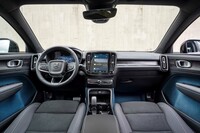 インテリアの基本的なデザインは、既存モデル「XC40」のものを踏襲。センターコンソールはドライバー側に向かって角度がつけられている。