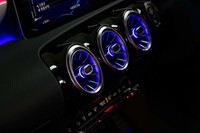 ダッシュボードに備わる、タービンを模した形状のエアアウトレット。その内部もアンビエントライトが照らしている。