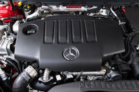 「A200d」のディーゼルエンジン「OM654q」ユニットは、「Eクラス」や「Cクラス」で導入されている「OM654」をベースに“横置き化”されたもの。320Nmの最大トルクを1400rpmの低回転域で発生する。