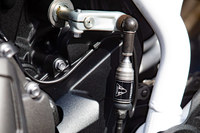 変速時のクラッチ操作を省略できるクイックシフター。上位グレードの「タイガー900ラリー プロ」「タイガー900 GTプロ」に標準装備される。