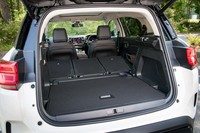 リアシートの背もたれをすべて倒したときの荷室容量は1630リッター。シートを前にスライドさせたときに荷室の床面との間に生じる溝をふさぐふたが付いているのが便利。