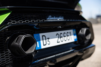 リアまわりでは、六角形のテールパイプフィニッシャーも「ウラカン テクニカ」の特徴となっている。