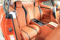 後席は、独立型の2人掛け。前席と同様に、背もたれや座面にはダイヤモンドパターンのステッチが施されている。