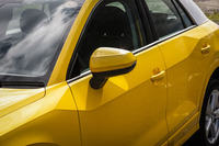 ドアミラーの周辺は、まるでカンナで削りとられたかのような造形となっている。