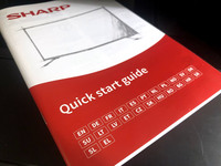 クイックスタートガイドは24カ国語で説明されているが、詳細な操作法は、テレビ画面内のバーチャル説明書に書かれている。