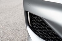 フロントバンパーの両サイドには、エアカーテンをつくり出して車両の安定性を高めるスリットが設けられている。