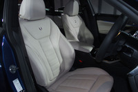 アルピナのメタルエンブレムがバックレストに備わるシート。インテリア表皮を、ラバリナレザーで統一することもできる。