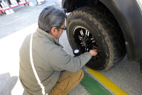 ガソリンスタンドでおもむろにタイヤの空気圧を測りだすこうご氏の図。「……『ジムニー』なんかでクローリングするときは、1.2とか1.4とかまで空気圧を落とすんだけどね」「ゼッタイやめてくださいね？」