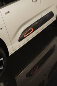 「シャインXTRパック」にはオレンジアクセントと「XTR」バッジが備わる。