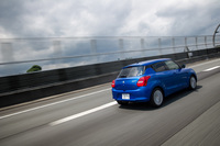 「スイフト」のフルハイブリッド車の燃費は、JC08モード計測で32.0km/リッター。マイルドハイブリッド車より約17％改善している。