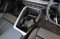 センターコンソールにはドリンクホルダーやUSBポート、出力15kWの冷却機能付き非接触充電トレイを配置。シフトセレクターは昨今のアウディではおなじみのスライド式だ。