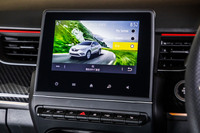 ダッシュボードセンターに置かれた7インチのタッチスクリーン。ドライブモードや室内照明などを任意にセッティングできる「ルノーマルチセンス」のコントロール機能のほか、後退時にリアビューやトップビューを自動で表示する360度カメラ機能なども備わっている。