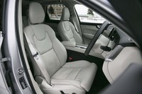 「T8 Twin Engine AWDインスクリプション」の運転席および助手席には、電動調節機構やシートヒーターのほか、マッサージ機能も備わる。