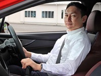 新型「レヴォーグ」「WRX S4」の開発を取りまとめた五島 賢さん。祖父は中島飛行機、父は富士重工に勤務したという“スバル3代目”で、「血液だけでなくDNAまでスバルブルーです」と笑う。