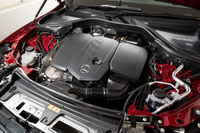 パワーユニットは最高出力197PS／最大トルク440N・mを生み出す2リッター4気筒ディーゼルターボの「OM654M」エンジン。23PS／200N・mのアシスト能力を持つマイルドハイブリッドが付いている。