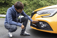 山野：チェッカードフラッグがモチーフのコーナリングランプもいいですね。気持ちを高めてくれます。