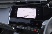 10インチの大型センタースクリーンを装備。ナビゲーションが標準装備されるのは、日本のプジョーファンには朗報だ。