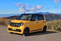 エクステリアの基本的なデザインを先代モデルから踏襲した新型「N-ONE」。フロントまわりではバンパーとグリルの形状が変わったほか、ヘッドランプの彫りが深くなっている。