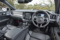 ダッシュボードはチャコールレザーとアルミパネルでスポーティーにコーディネート。ルーフライニングにもチャコールを採用している。