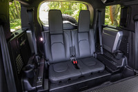 「ディフェンダー110」に無償オプションとして設定される折りたたみ式の3列目シート。スペースは狭く、子供向けという印象だ。3列目シート用にエアコンの吹き出し口やカップホルダーも用意されている。