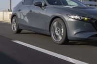 専用のプロファイルで設計された「アドバンdB V552」。タイヤ全体で路面からの衝撃を吸収し、不快な振動やノイズの発生を抑える。