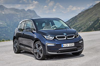 電気自動車の「BMW i3」。通常のモデルに加え、バッテリー残量が減った際に使用する、発電用のエンジンを搭載したレンジエクステンダー装備車もラインナップされている。