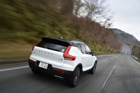 足まわりは、フロントがマクファーソンストラットでリアがマルチリンク式。「R-DESIGN」グレードには、専用セッティングのスポーツサスペンションが装着される。