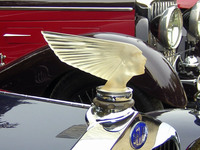 往年のフランス製高級車であるドラージュと、ルネ・ラリックによるマスコット。