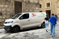 「トヨタ・プロエース エレクトリック」。2022年9月、シエナ旧市街で撮影。