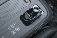 センターコンソールは側面のスイッチ操作で前後15cmのスライド調整が可能。