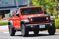 今回、改良が実施されたのは純エンジン車の5ドアモデルのみ。ピックアップトラックの「グラディエーター」や、プラグインハイブリッド車の「ラングラー アンリミテッド ルビコン4xe」については、従来型が継続販売される（後者は在庫販売のみ）。