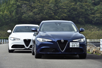 「アルファ・ロメオ・ジュリア」は、ともに2リッター直4ターボモデル。FRの白い「ジュリア スーパー」（最高出力200ps）と4WDの紺色の「ジュリア ヴェローチェ」（同280ps）について性能計測を実施した。（photo：小河原認）