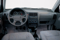 エアバッグやシートベルトテンショナーなどを採用し、安全性の向上も図られた3代目「ポロ」のインテリア。