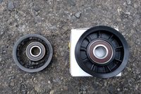 壊れたテンションプーリー（左）と、通常状態のテンションプーリー（右）の比較。