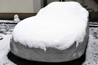 2020年3月末の涅槃（ねはん）雪から「バイパー」を守る「カバーライト」の図。4年間、ホントにご苦労さまでした……。