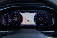 「デジタルコックピットプロ」と呼ばれる10.25インチサイズのデジタルメータークラスターは、全グレード共通のアイテム。写真のアナログメーター風のほか、燃費データやカーナビ画面を大きく表示することもできる。