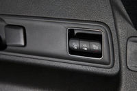 2列目シートの折りたたみと復帰は、荷室側のスイッチ（写真）でも行うことができる。荷物の積み下ろしを容易にするフロアレベルの調節機構も備わる。