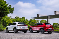 新型「ヴェゼル」の「カジュアルスタイル」（写真左）と「アーバンスタイル」（同右）。ホンダアクセスの純正カスタマイズアイテムは、新車購入時に車両本体とまとめてローンやリースを組めることや、本体と同等の保証などがメリットとして挙げられる。