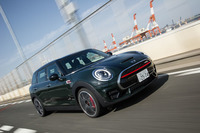 試乗車のボディーカラーは、「ジョンクーパーワークス」専用色の「レベルグリーン」。このほか「チリレッド」など、全10色が設定される。