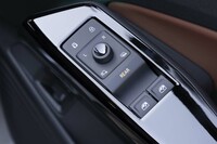 運転席に備わるウィンドウオープナーは2つのみ。通常は前席に対応し、後席のウィンドウを開閉する場合は「REAR」部分をタッチしてから操作する。