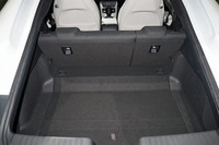 コンビニフックが備わる荷室。リアシートの背もたれを倒すと、ゴルフバッグが2個収納できるようになっている。