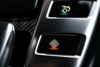 ステアリングホイールやセンターコンソールには、サウンドボタン（写真下）が配置される。その操作により、EV走行時の人工的な“走行音”が切り替えられる。