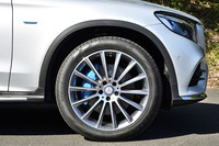 タイヤサイズは前後とも255/45R20。ブルーのフロントのブレーキキャリパーが「GLC350e」の目印。