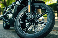 前後ともに17インチの極太タイヤを履いていた「スポーツスターS」に対し、「ナイトスター」のタイヤサイズは前が100/90-19、後ろが150/80B16。この組み合わせも、クルーザーモデルならではのスタイリングに一役買っている。