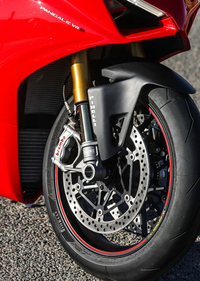 フロントホイールは、17インチの鍛造アルミ製。ブレンボのブレーキシステムが組み合わされる。