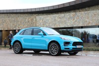 デビュー以来ヒットを続ける「ポルシェ・マカン」がフェイスリフト。最新の排出ガス規制に合わせて改良された新エンジンの情報とともに、試乗したファーストインプレッションをお届けします。（photo：Porsche）